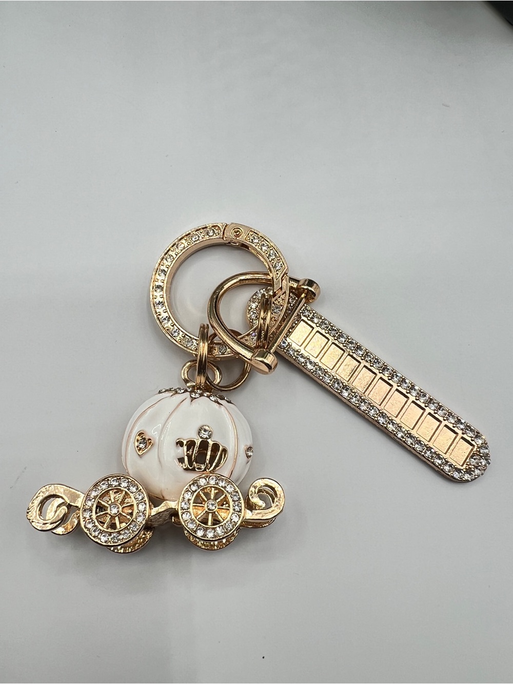 Marchesa NWT Silver Snowflake Necklace with Travel Case and Carriage Charm/Keych - Picture 4 of 5